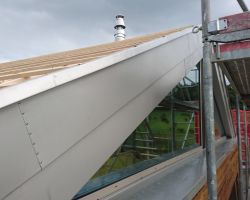 Neubau Einfamilienhaus, Gesimsabdeckung aus rostfreiem Stahlblech.JPG