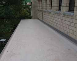 Flachdachsanierung mit Sarnafil (1).JPG
